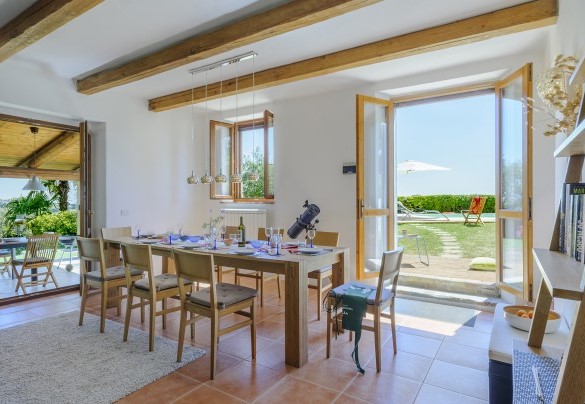 Tavolo apparecchiato nella zona pranzo di Casa Felicità - Casa Felicità