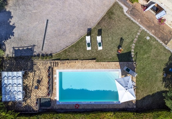 Piscina con lettini e vele per l'ombra vista dall'alto - Casa Felicità