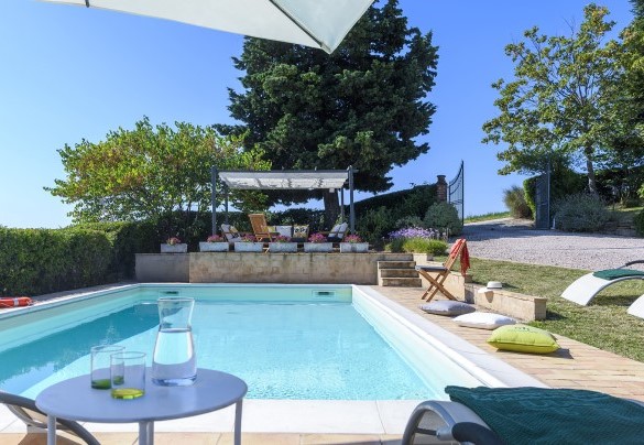 Piscina vista da vicino con lettini e ombrelloni - Casa Felicità