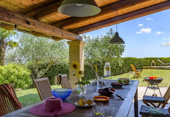 Tavolo da pranzo esterno sotto pergola in legno - Casa Felicità