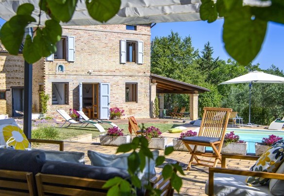 Angolo con gazebo arredato con sedie a sdraio - Casa Felicità