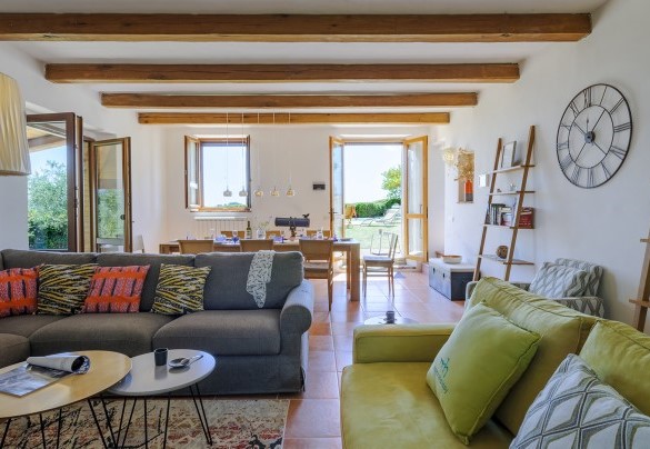  Soggiorno con arredi moderni e tocchi rustici - Casa Felicità