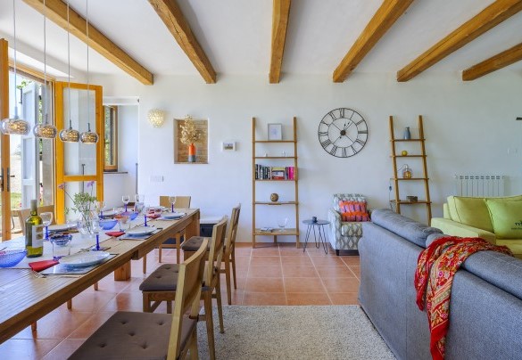Sala da pranzo con travi in legno e dettagli moderni  - Casa Felicità