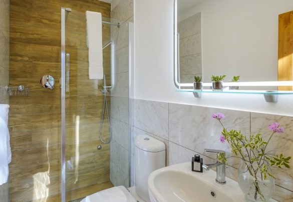 Bagno 1 con doccia al piano terra - Casa Felicità