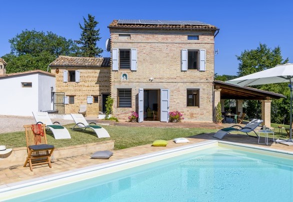  Facciata della casa con dettagli rustici e moderni - Casa Felicità