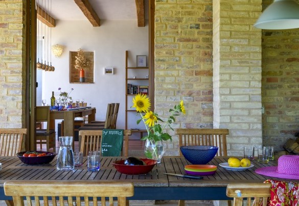  Dettaglio del portico con tavolo da pranzo in legno - Casa Felicità