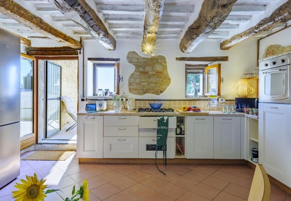 Cucina in stile rustico con accesso diretto all'esterno con forno, lavastoviglie e frigo-congelatore - Casa Felicità