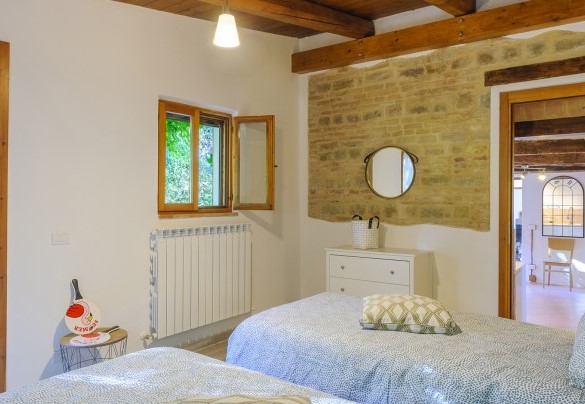 Camera da letto 1 con letti singoli e dettagli rustici, piano terra - Casa Felicità