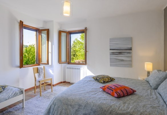 Camera matrimoniale 3, al primo piano, con vista panoramica e arredi moderni - Casa Felicità