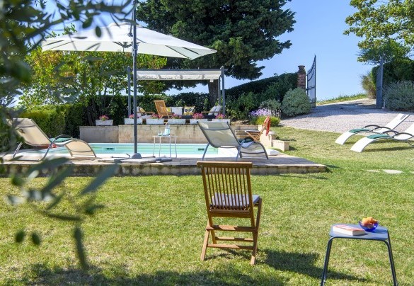 Vista della piscina con ombrelloni e sdraio - Casa Felicità