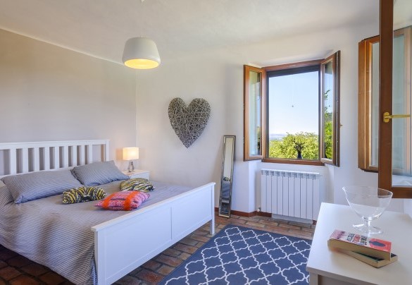 Camera matrimoniale 4, al primo piano, con vista sulla campagna circostante - Casa Felicità
