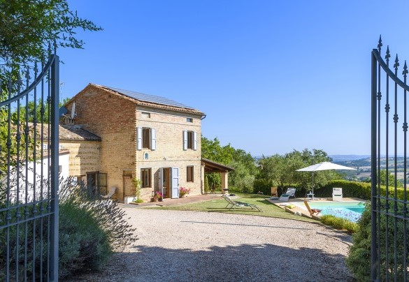 Vista dall'ingresso principale con cancellata aperta e piscina sullo sfondo - Casa Felicità