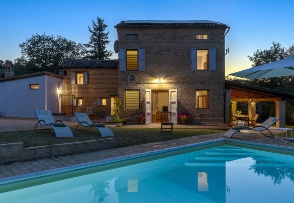  Vista serale della casa con luci accese e piscina illuminata - Casa Felicità