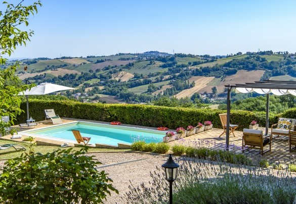 Vista sulla piscina e sui campi circostanti - Casa Felicità