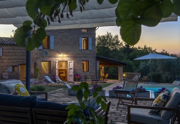 La piscina e la casa al tramonto - Casa Felicità
