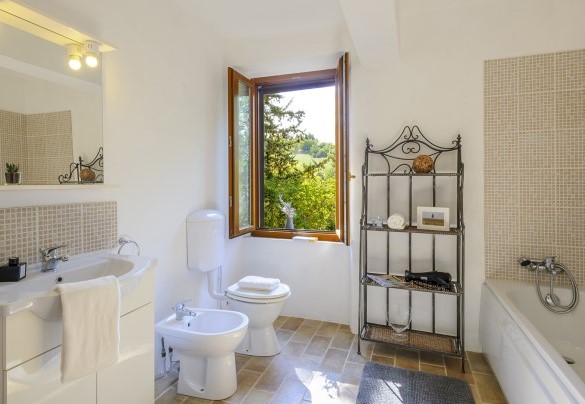Bagno 3 con vasca, primo piano - Casa Felicità