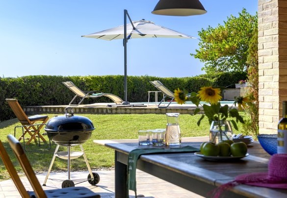 Area barbecue con tavolo da pranzo all'aperto - Casa Felicità
