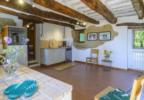 Cucina in stile rustico con forno, lavastoviglie e frigo-congelatore - Casa Felicità