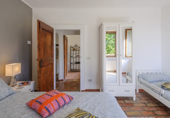Camera matrimoniale 3, al primo piano, con vista panoramica e arredi moderni - Casa Felicità