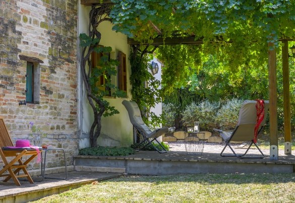 Angolo relax all'ombra della pergola ricoperta di viti - Casa Felicità