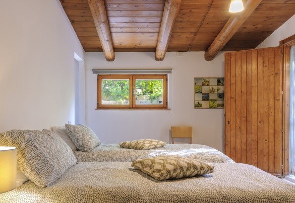 Camera da letto 1 al piano terra, luminosa, con letti singoli e arredi accoglienti - Casa Felicità
