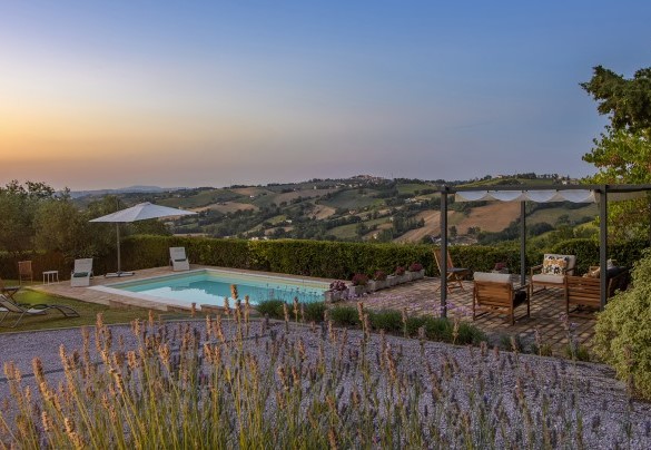  Vista della casa e della piscina al tramonto - Casa Felicità