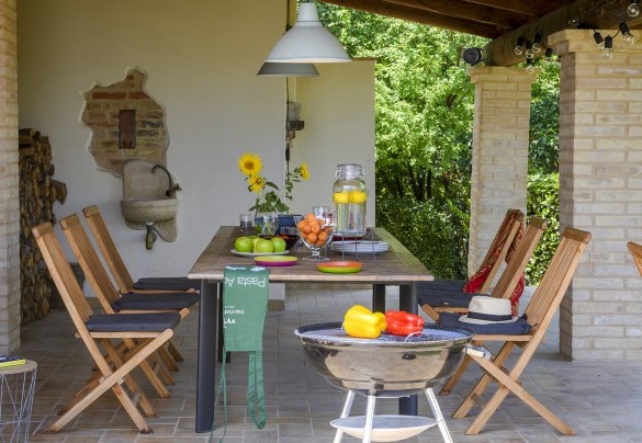 Tavolo all'aperto con barbecue e cibi freschi - Casa Felicità