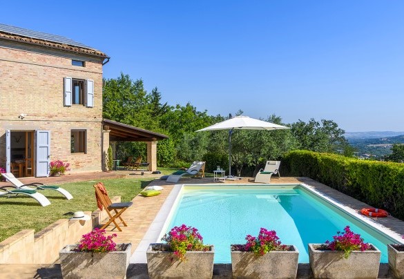 Casa vista dall'ingresso con piscina e giardino - Casa Felicità