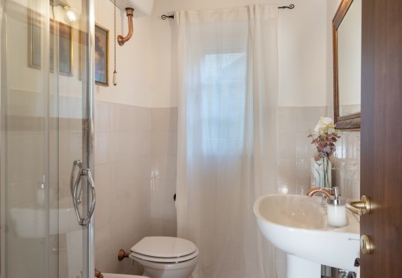 Bagno con doccia n.4 al piano terra rialzato - Casa La Fenice 