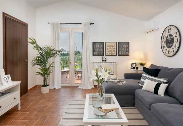 Zona divano e TV con vista sulle colline Toscane - Casa la Fenice 