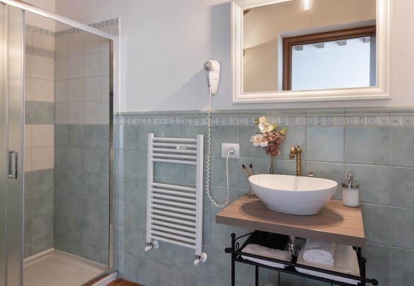Bagno con doccia n.2 en-suite alla camera n.2 al piano terra - Casa La Fenice