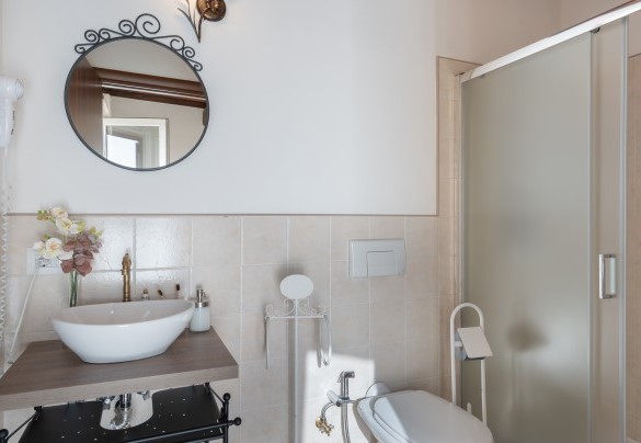 Bagno con doccia n.1 en-suite alla camera matrimoniale n.1 – Casa La Fenice
