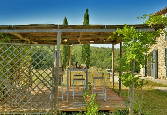 The gazebo equipped with table, chairs and a brick barbecue – Casa La Pratellaccia