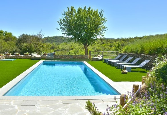 The solarium area with synthetic grass, equipped with sunbeds – Casa La Pratellaccia