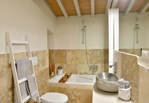 The bathroom with tub no. 3 on the first floor – Casa La Pratellaccia