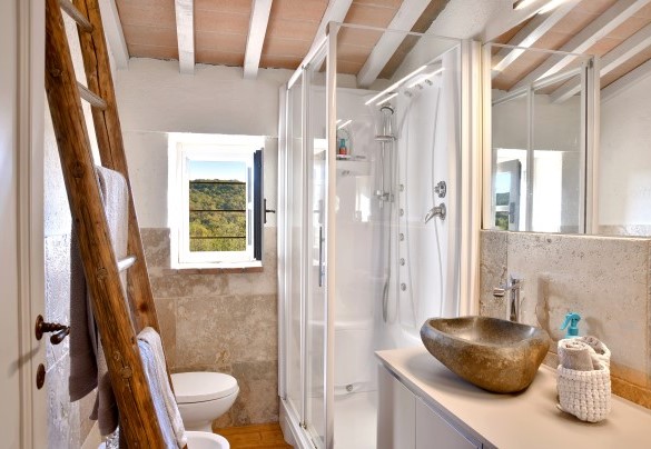 The bathroom with shower no. 2 on the first floor – Casa La Pratellaccia