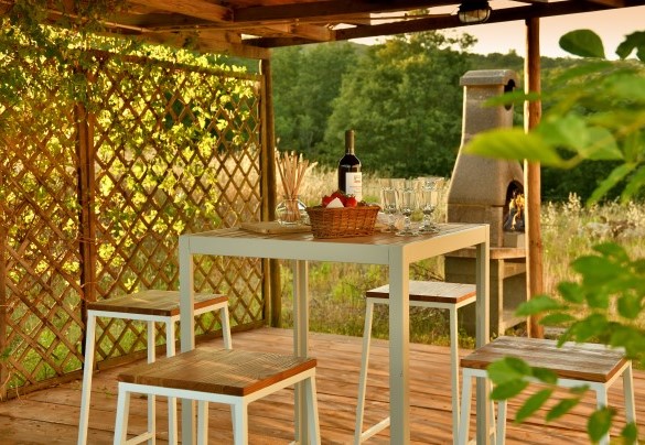 The gazebo equipped with table, chairs and a brick barbecue – Casa La Pratellaccia