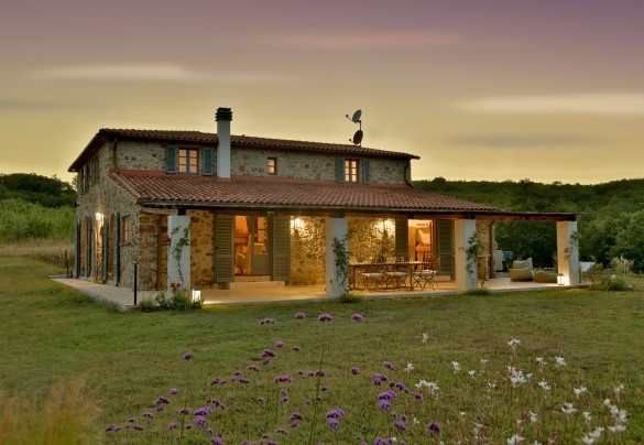 The pertaining garden consists of large areas of natural lawn – Casa La Pratellaccia