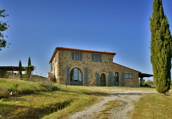 A gravel driveway leads to the house – Casa La Pratellaccia