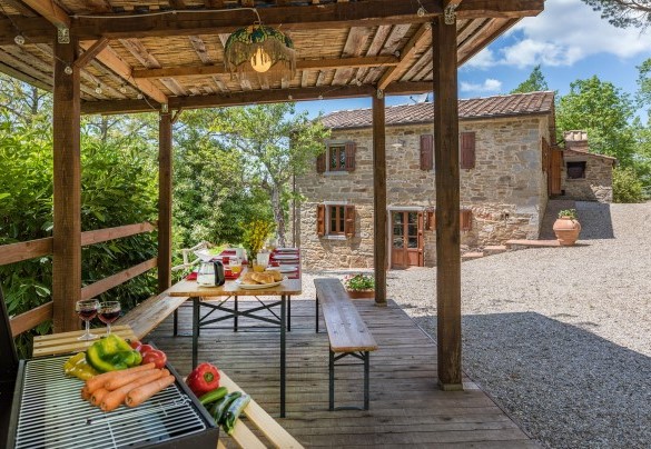 The gazebo with wooden canopy and an area for outdoor dining - Casa Largnano