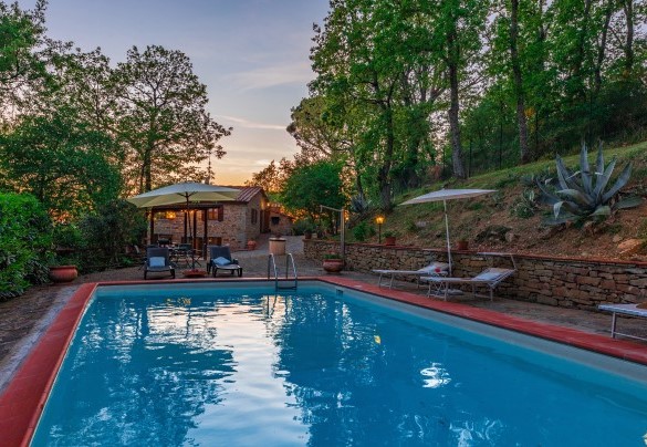 The pool and the house in the background - Borgo dei Cipressi