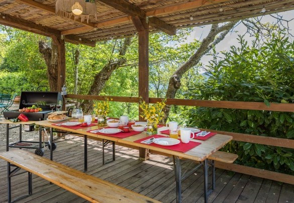 In the area with gravel surface, between the main entrance and the pool, is the gazebo - Casa Largnano