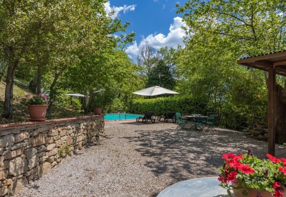 The property measures approximately 3000 sq m with a fence that runs along the entire perimeter - Casa Largnano