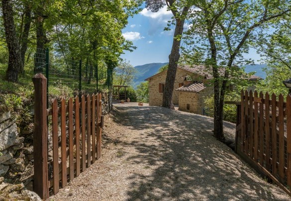 The wooden gate leading to the farmhouse - Casa Largnano