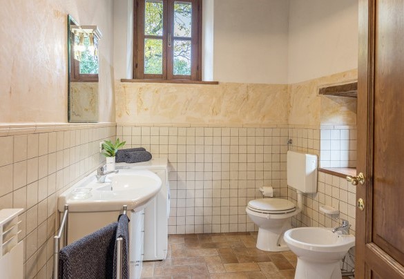 Bathroom with shower and washing machine on the ground floor - Casa Largnano