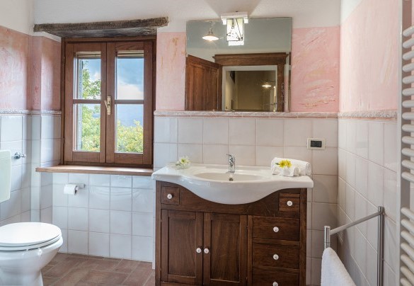 Bathroom with shower on the first floor - Casa Largnano