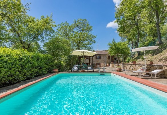 The pool and the sunbath area set up with sunbeds, umbrellas and shower - Casa Largnano