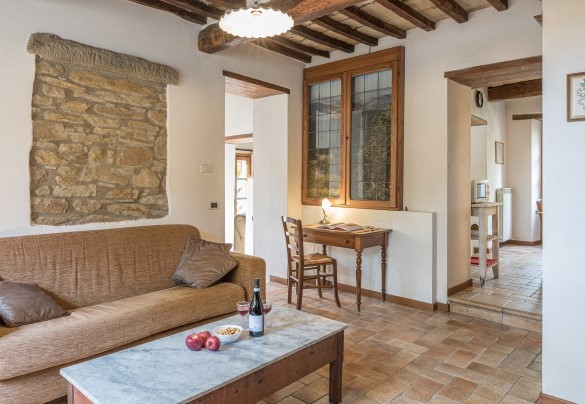 Il casale is following a circular design that connects the rooms on the ground floor - Casa Largnano