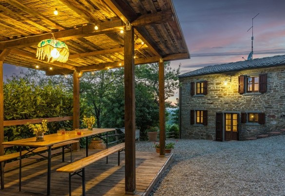  The gazebo and the farmhouse illuminated at night - Casa Largnano
