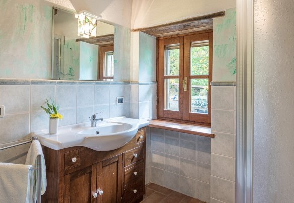 En suite bathroom with shower on the first floor - Casa Largnano